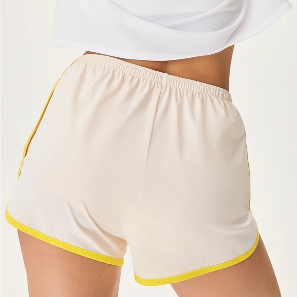 NWOT Outdoor Voices 2.5” Pace Short - Picture 3 of 5